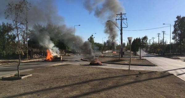 vecinos-de-puente-alto-y-la-pintana-se-manifiestan-acusando-falta-de-ayuda-en-medio-de-la-crisis-750×400